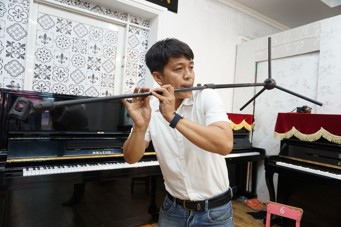 dsc00374-jpg-1675180228-8961-1675181211 Trịnh Ngọc Huy Toàn còn sáng tạo chân micro đã cũ thành cây sáo hòa tấu trên nhiều nền nhạc khác nhau. Ảnh: Nhân vật cung cấp.